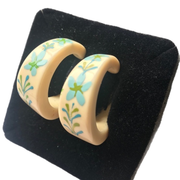 VTG 1970’s Celluloid Hand Painted Blue Daisy’s Wide Hoops - Picture 2 of 3